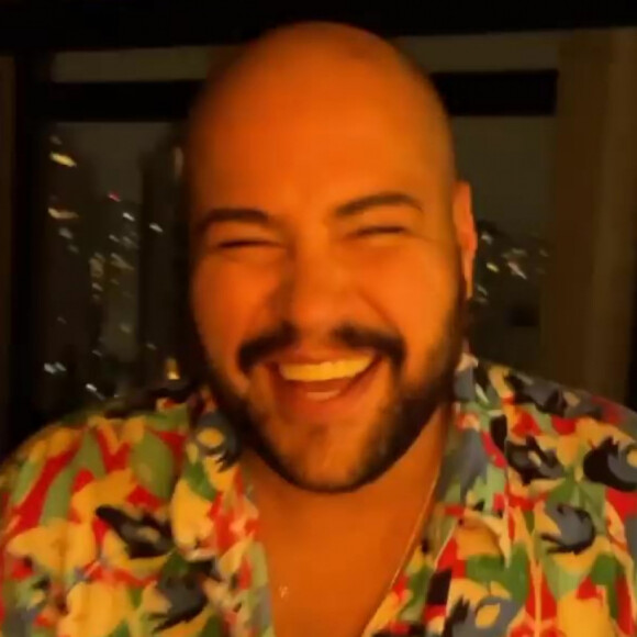 Fora do 'BBB 22', Tiago Abravanel abre porta do apartamento na cobertura de um prédio para receber Vinícius