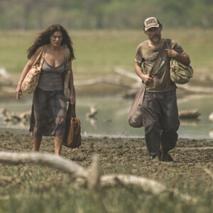 Novela 'Pantanal': Maria (Juliana Paes) chega ao Pantanal fugida ao lado de Gil (Enrique Diaz), seu marido