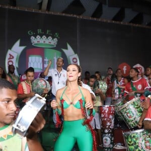 Paolla Oliveira também falou sobre cobranças no Carnaval após as recentes críticas sobre o samba no pé no Twitter