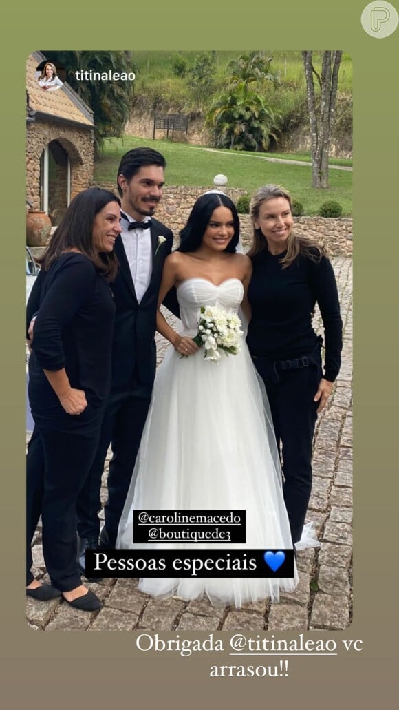 Carol Macedo posa com equipe após casamento com Rafael Eboli