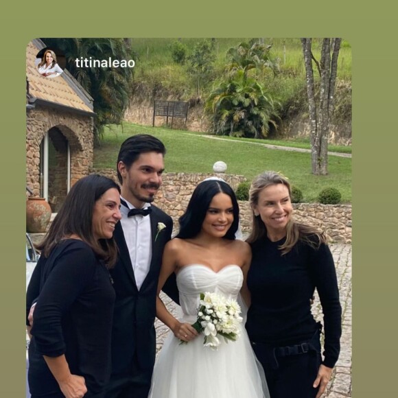 Carol Macedo posa com equipe após casamento com Rafael Eboli