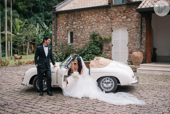 Carol Macedo posa em carro retro após casamento com Rafael Eboli