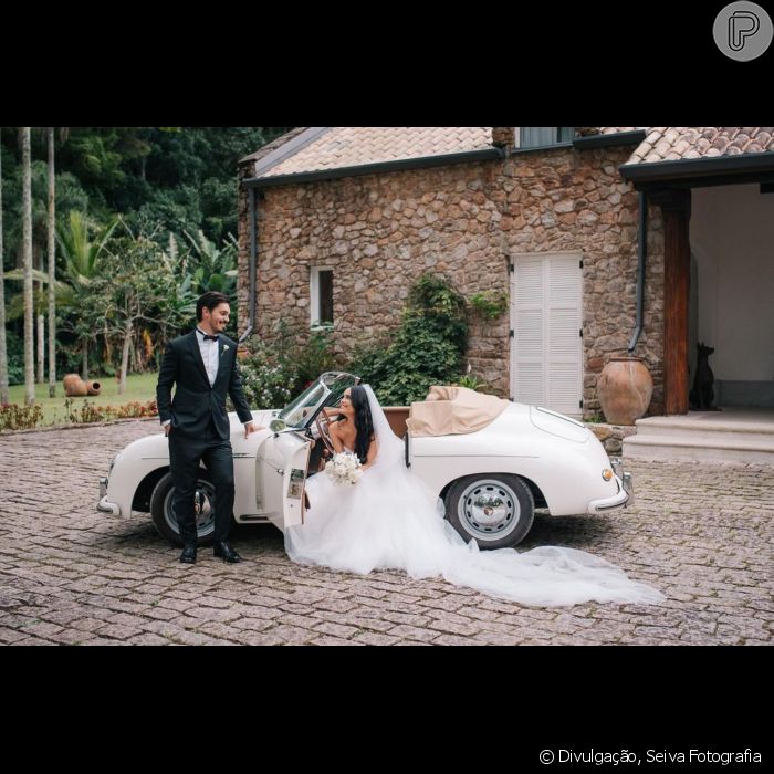 Carol Macedo posa em carro retro após casamento com Rafael Eboli