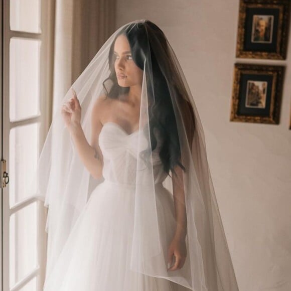 Carol Macedo escolheu vestido tradicional com decote coração assinado por Lucas Anderi