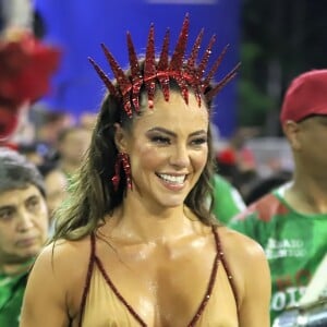 Paolla Oliveira caprichou em ensaio de Carnaval