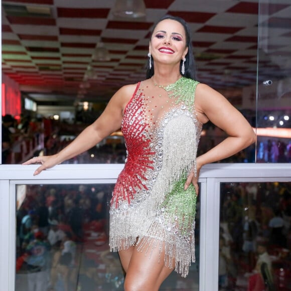 Grávida, Viviane Araujo deixou a barriguinha saliente em evidência em look