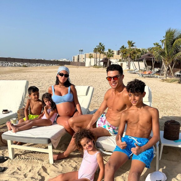 Ao todo, Cristiano Ronaldo tem quatro filhos. Georgina se considera mãe dos outros três filhos do jogador