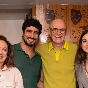 Renato Góes e a mulher, Thaila Ayala, conferiram nova peça estrelada por Eliane Giardini e Marcos Caruso, 'Intimidade Indecente'
