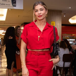 Grazi Massafera usou bolsa de mais de R$ 36 mil e look vermelho em passeio