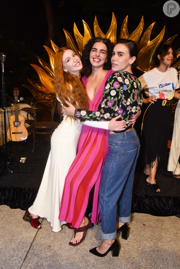 Marina Ruy Barbosa posou com Carla Salle e Julia Konrad após show das atrizes em festa