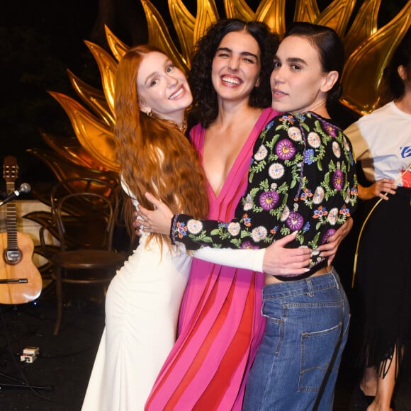 Marina Ruy Barbosa posou com Carla Salle e Julia Konrad após show das atrizes em festa