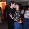 Carla Salle e Gabriel Leone se beijaram em evento com famosos