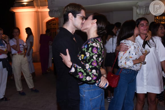 Carla Salle e Gabriel Leone se beijaram em evento com famosos