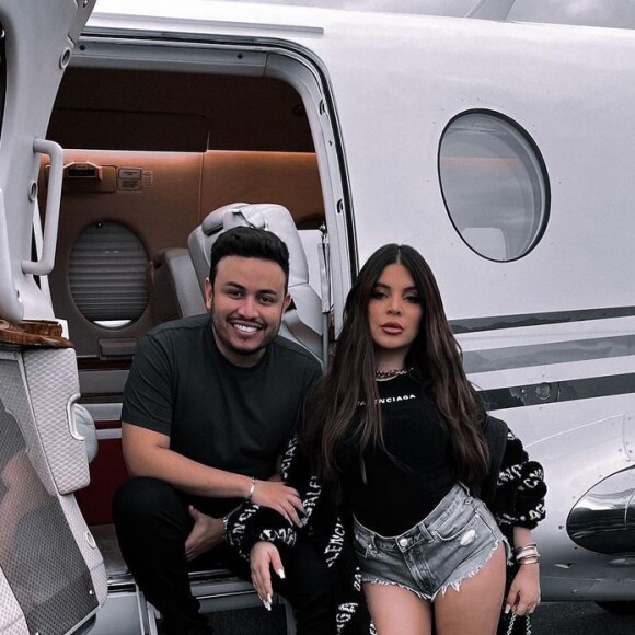 Antônio Mandarri, novo affair de Deolane Bezerra, ostenta vida de luxo nas redes sociais, com fotos de carros importados e viagens de jatinho