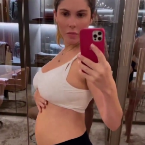 Corpo pós-parto de Bárbara Evans: 'O quadril tá bem grande ainda, o umbigo fica meio caidinho, mas estamos recuperando'