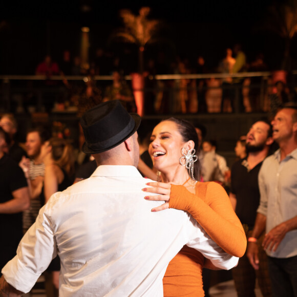Em look sexy, Paolla Oliveira dança com Diogo Nogueira durante sua festa de 40 anos