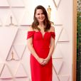 Vermelho em vestido com decote ombro a ombro: o modelo clássico foi aposta no Oscar 2022 de Jennifer Garner