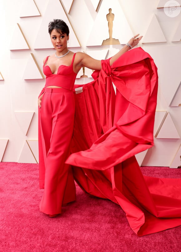 Conjunto em vermelho foi aposta fashionista da atriz Ariana DeBose para Oscar 2022