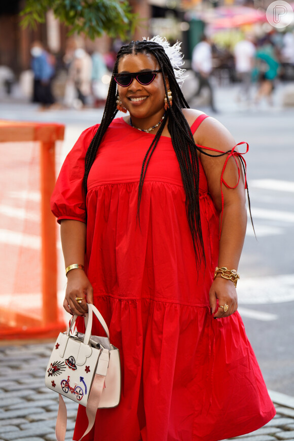 Vestido vermelho com assimetria: inspire-se nesse outfit para um look estiloso