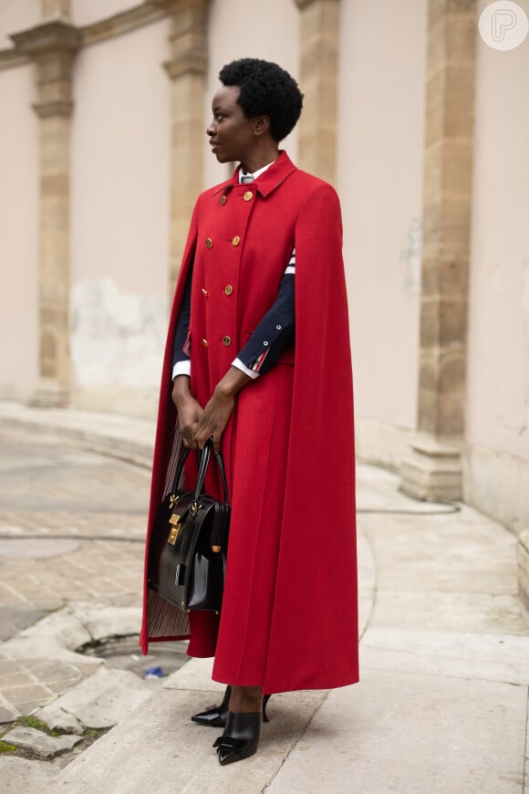 Foto: Vermelho em vestido com capa: esse outfit é elegante para