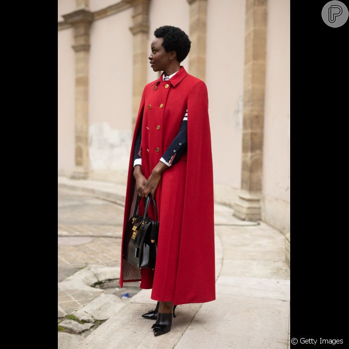 Vermelho fica elegante em look com capa: inspire-se nesse outfit -  Purepeople