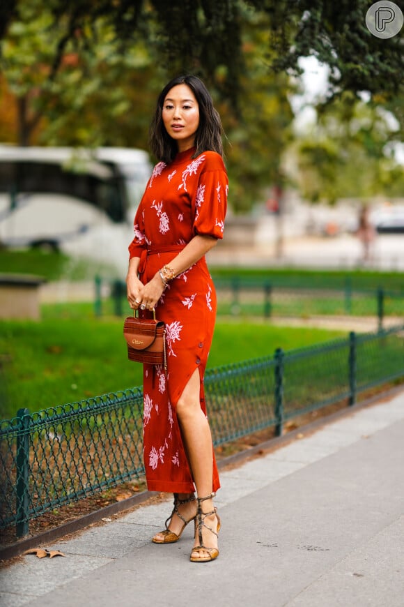 Um vestido vermelho pode ser romântico: esse visual vai ficar perfeito em quem ama um estilo mais delicado