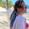 Paolla Oliveira dá mais estilo ao look de praia com acessórios como lenço e óculos de sol