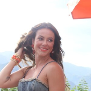 Vestido jeans: a peça é versátil na moda e foi aposta de Paolla Oliveira em look despojado