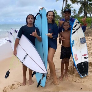 Ivete Sangalo e o filho posaram ao lado do atleta mirim Davi Lucca e Celo