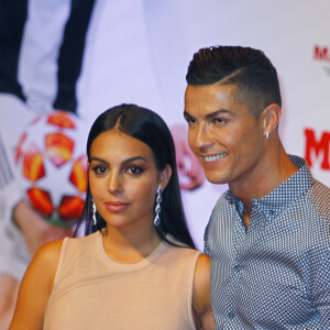 Cristiano Ronaldo e a namorada, Georgina Rodriguez, estavam à espera de gêmeos. Um dos bebês faleceu e o outro, permanece vivo 
