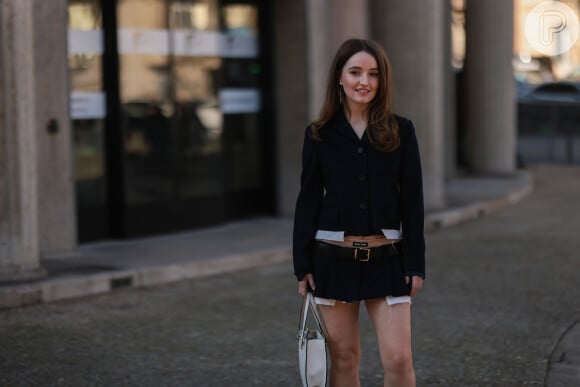 Look all black com a saia polêmica da Miu Miu foi usado por uma das influenciadoras convidadas para Semana de Moda de Paris