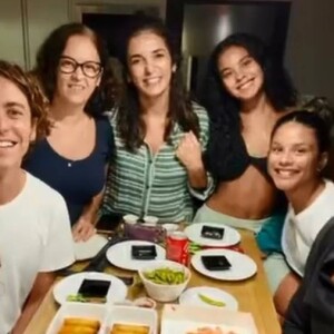 Nesta terça-feira (19), Jesuita Barbosa e Alanis Guillen jantaram ao lado de colegas de elenco de 'Pantanal'