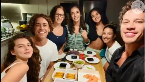 Nesta terça-feira (19), Jesuita Barbosa e Alanis Guillen jantaram ao lado de colegas de elenco de 'Pantanal'