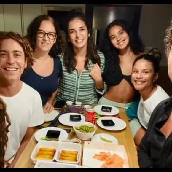 Nesta terça-feira (19), Jesuita Barbosa e Alanis Guillen jantaram ao lado de colegas de elenco de 'Pantanal'