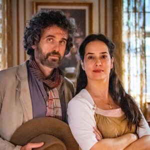 Leônidas (Eriberto Leão) ganha apoio de Heloísa (Paloma Duarte) ao revelar ter sido traído pela noiva e o pai, na novela 'Além da Ilusão'