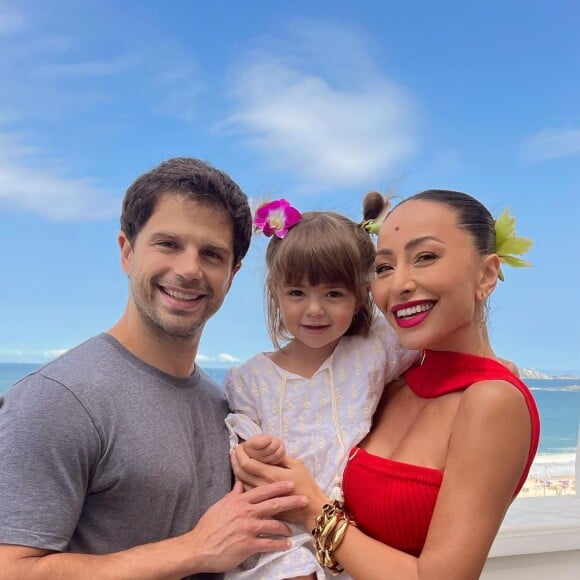 Zoe, filha de Sabrina Sato e Duda Nagle, já tem 3 anos! 