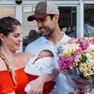 Bárbara Evans fez o vestido de noiva antes da filha nascer e agora quer emagrecer 13 kg para entrar no look de casamento