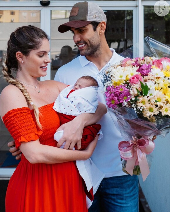 Bárbara Evans fez o vestido de noiva antes da filha nascer e agora quer emagrecer 13 kg para entrar no look de casamento