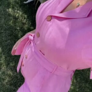 Bárbara Evans experimentou roupa que usava antes de gravidez e comemorou ao ver que peça cabia novamente