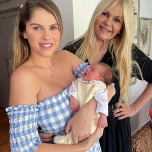 Bárbara Evans já recebeu a visita da mãe, Monique Evans, após o nascimento da filha, Ayla