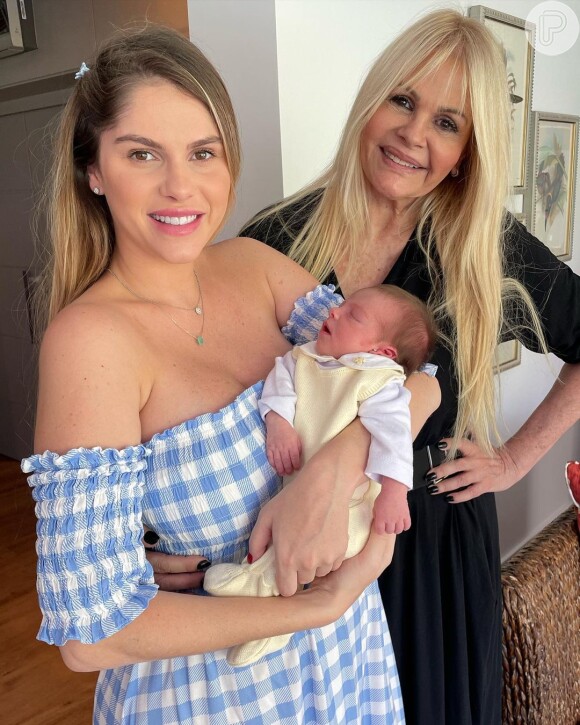 Bárbara Evans já recebeu a visita da mãe, Monique Evans, após o nascimento da filha, Ayla