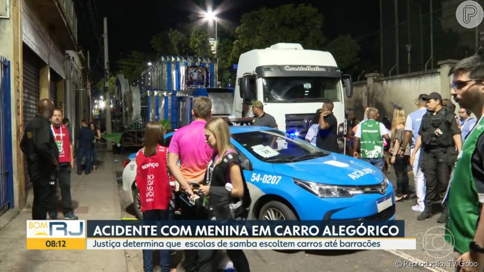 Perícia foi realizada na Rua Frei Caneca, local onde criança de 11 anos acabou esmagada por carro alegórico