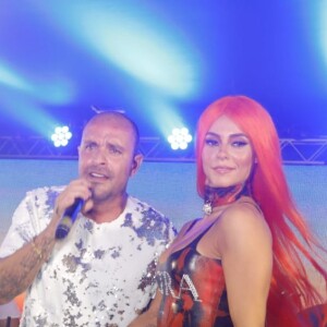 Paolla Oliveira escolheu um visual marcante com peruca ruiva para prestigiar show de Diogo Nogueira no Camarote Fábula