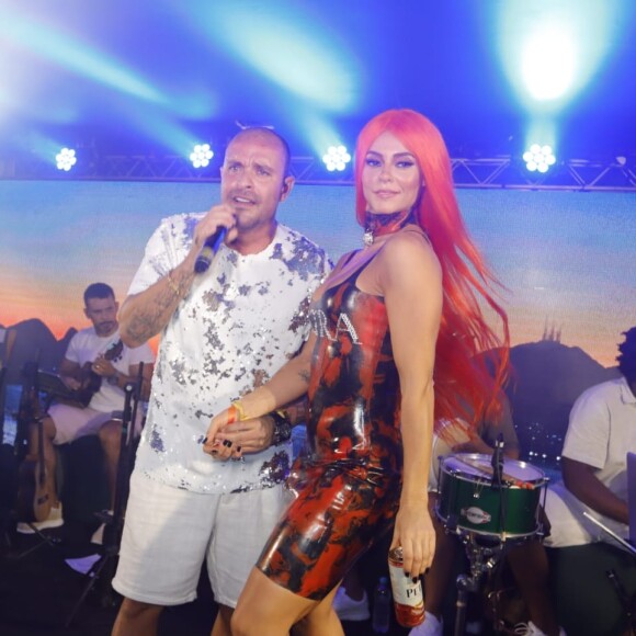 Paolla Oliveira escolheu um visual marcante com peruca ruiva para prestigiar show de Diogo Nogueira no Camarote Fábula