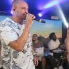 Diogo Nogueira canta em camarote e ganha companhia da namorada, Paolla Oliveira
