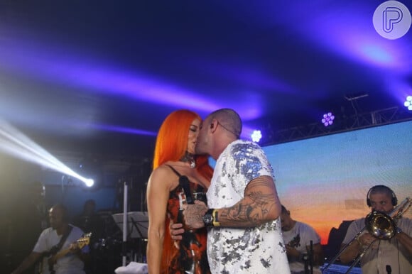 Diogo Nogueira puxa Paolla Oliveira e dá um beijão no palco do camarote