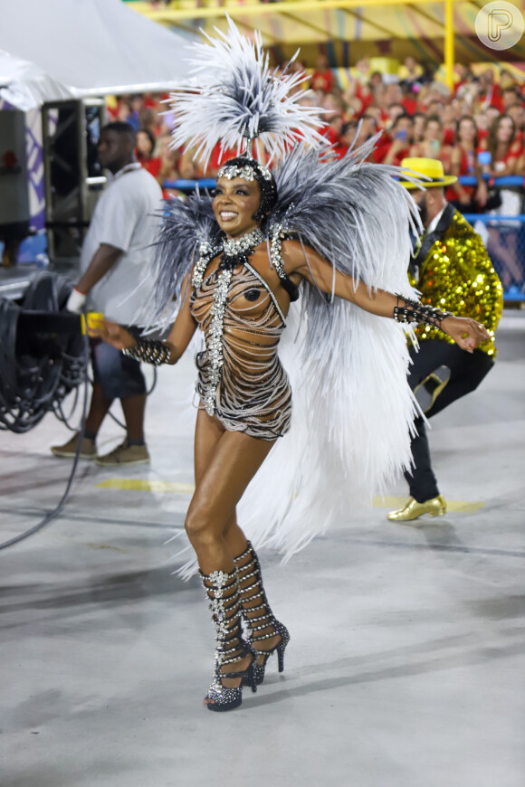 A ex-BBB Thelma Assis foi musa da São Clemente no Carnaval 2022