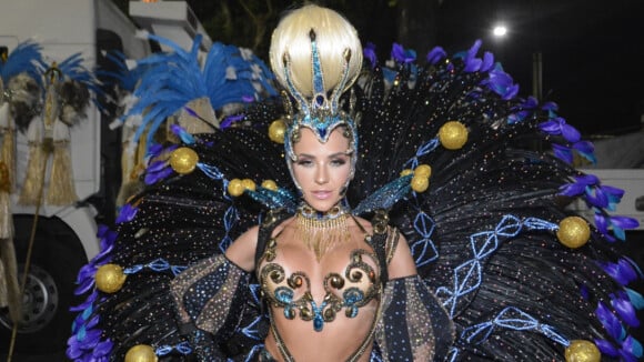 Gabi Martins usa fantasia com brilhos e plumas em desfile e ignora críticas por samba: 'Tive aulas'