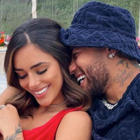 Neymar roubou a cena com look de R$ 11 mil em foto com a namorada, Bruna Biancardi