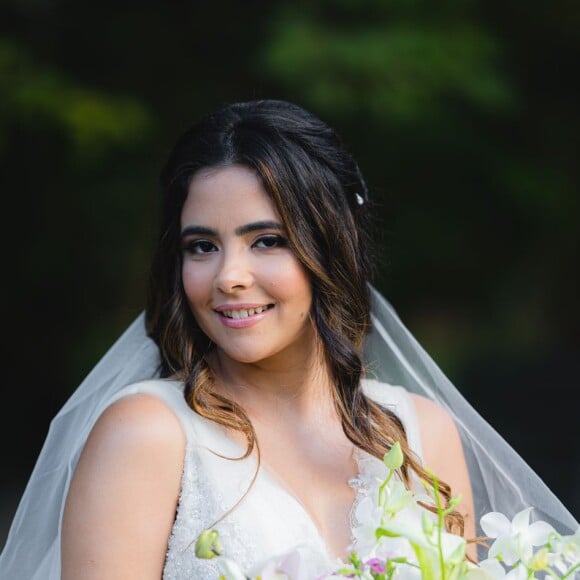 Vestido de Mohana contou com detalhes bordados que combinavam com o buquê